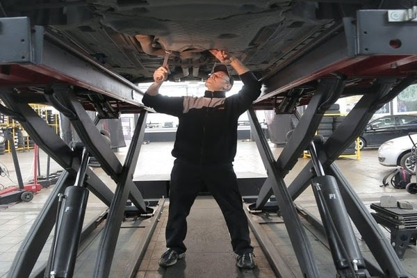 Acquiring latest skills an set auto technicians apart