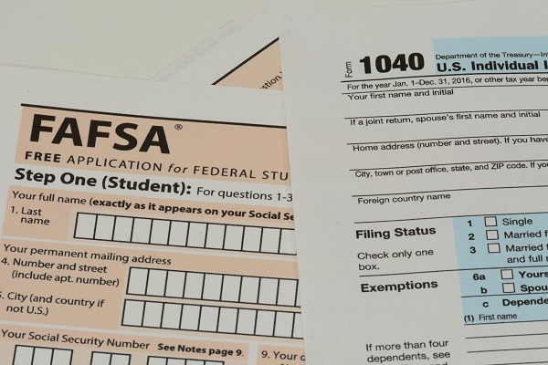 USA IRS Form 1040 and FAFSA Application