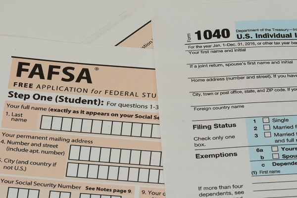 USA IRS Form 1040 and FAFSA Application