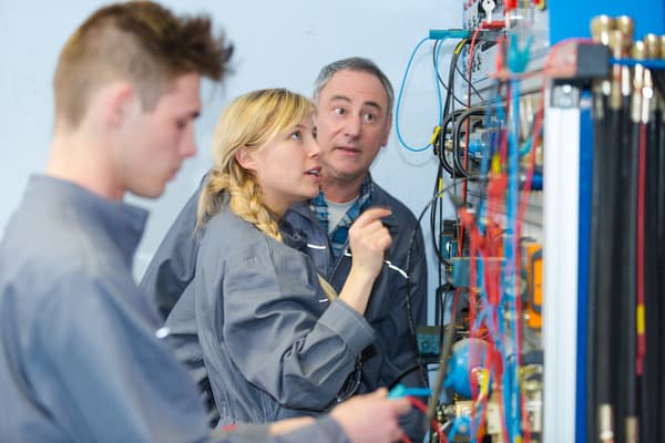 Practical training in electrician programs